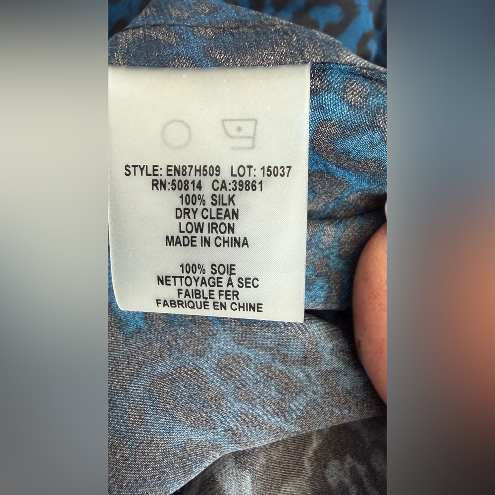 Elie Tahari NWOT “Judith” 100% Silk Animal Print Blouse Size Small. Blue & Black - Picture 6 of 16